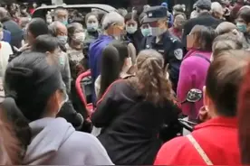 8个月女婴当街被抱走？警方：外公带娃看热闹，爷爷不满悄悄把孩子抱回家图片