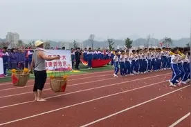 老师赤脚挑担配合学生表演节目，同事：现场反应热烈视频封面