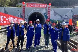 成昆铁路复线铺轨完成，预计今年底通车图片