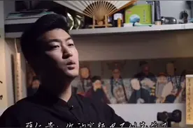 武汉一男生在宿舍唱京剧一人分饰两角，网友：戏腔太惊艳了图片