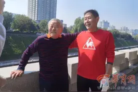 动感西安丨73岁老人坚持每天100个俯卧撑加跑步5公里 3个月减肥11公斤图片