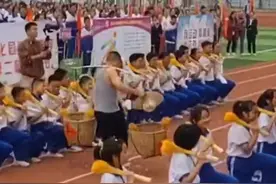 益阳一中学运动会上班主任赤脚挑担配合表演图片