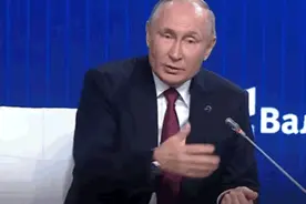 普京评价英前首相特拉斯：这姑娘脑子有点不正常...图片