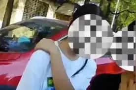 14岁女孩骑车违法载人撞上警车视频封面