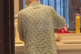 泪目！患癌妈妈去世前坚持为儿子做最后一顿饭，儿子看着背影瞬间崩溃图片