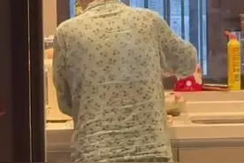 全网刷屏！辽宁患癌妈妈去世前坚持为儿子做最后一餐，儿子流泪记录……图片