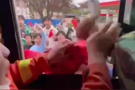 太热情！消防员猝不及防被塞“感谢鸭”图片