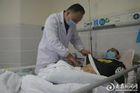 修理工车底检修被碾压 娄底市第一人民医院多科联合成功施救图片