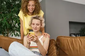 “看手机”用英文怎么说？See？Look？Watch？其实都不是......图片