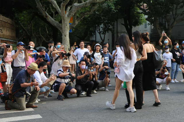 被骂“为老不尊”？街拍“老法师”的另一面