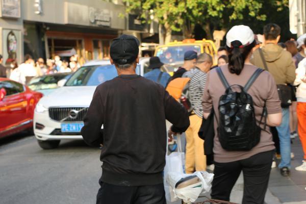 被骂“为老不尊”？街拍“老法师”的另一面