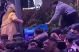 30秒丨首尔踩踏事故现场视频：人群中有人痛苦尖叫 有人爬2楼逃生图片