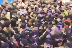 韩国梨泰院踩踏事故目击者：陡坡窄巷挤满人，踩踏现场“堆叠了5到6层人”图片