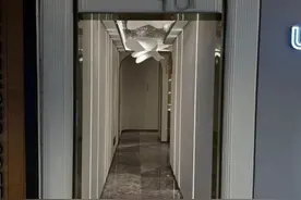 宁波一位阿姨靠想象往“女”厕所走结果乌龙，厕所标识看不懂，这尴尬你经历过吗？图片