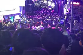 中国留学生回忆“惊魂一夜”：人太多了，真的让人喘不过气图片