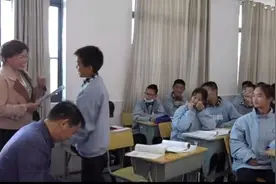 中学校长进班听课，被“社牛男孩”现场交友，出口成章笑翻众人图片