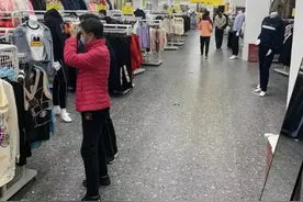 老年人选服装，年轻人买零食，仓储折扣店成市民线下购物最爱图片