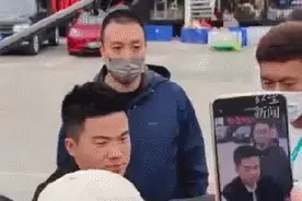 突发！直播中，知名男主播遭陌生女子泼水！他回应了……图片