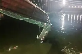 印度百年老桥坍塌细节曝光：桥面突然从中断裂，刚修缮完重开图片