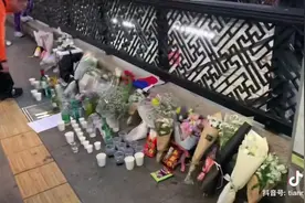 中国留学生重返梨泰院献花悼念：当晚在事故现场被死死顶在墙上图片