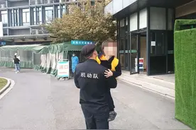 奶奶：我孙子头磕破了！民警：快上我们车图片