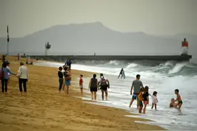 十月秋日 欧洲多国温暖异常图片