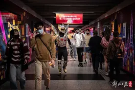 躲在洛丽塔裙下的“三坑少女”，却是“破产一条街”上打不倒的小强图片