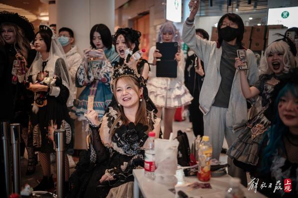 躲在洛丽塔裙下的“三坑少女”，却是“破产一条街”上打不倒的小强