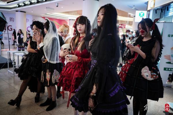 躲在洛丽塔裙下的“三坑少女”，却是“破产一条街”上打不倒的小强