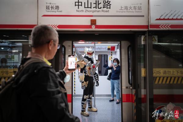 躲在洛丽塔裙下的“三坑少女”，却是“破产一条街”上打不倒的小强