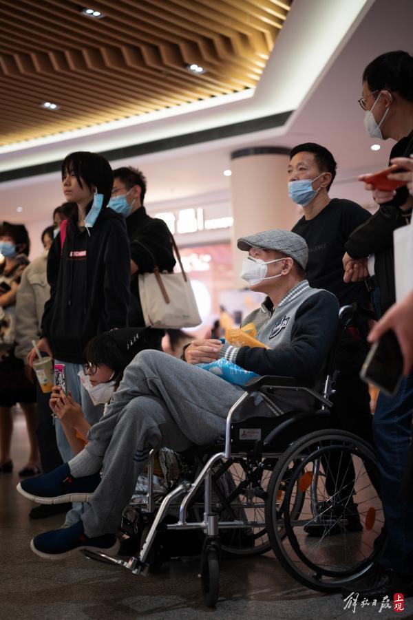 躲在洛丽塔裙下的“三坑少女”，却是“破产一条街”上打不倒的小强