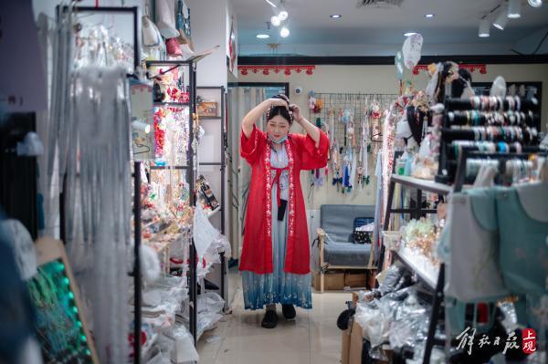 躲在洛丽塔裙下的“三坑少女”，却是“破产一条街”上打不倒的小强