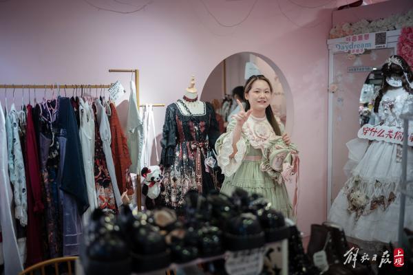 躲在洛丽塔裙下的“三坑少女”，却是“破产一条街”上打不倒的小强