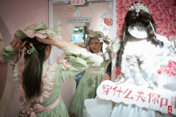 躲在洛丽塔裙下的“三坑少女”，却是“破产一条街”上打不倒的小强