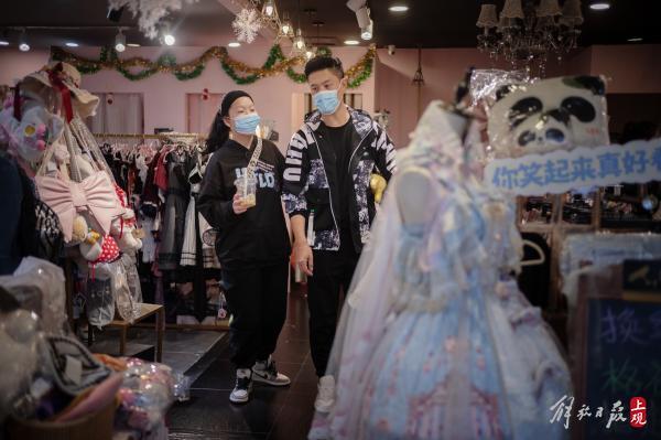 躲在洛丽塔裙下的“三坑少女”，却是“破产一条街”上打不倒的小强