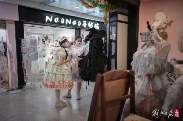 躲在洛丽塔裙下的“三坑少女”，却是“破产一条街”上打不倒的小强