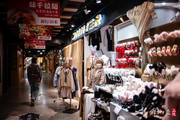 躲在洛丽塔裙下的“三坑少女”，却是“破产一条街”上打不倒的小强