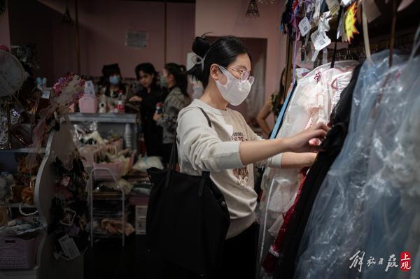 躲在洛丽塔裙下的“三坑少女”，却是“破产一条街”上打不倒的小强