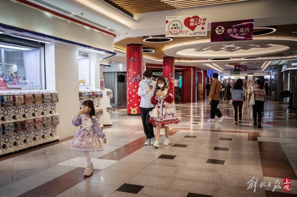 躲在洛丽塔裙下的“三坑少女”，却是“破产一条街”上打不倒的小强