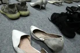 韩国踩踏事故失物招领处画面曝光：鞋子摆满一地 有眼镜被踩碎图片