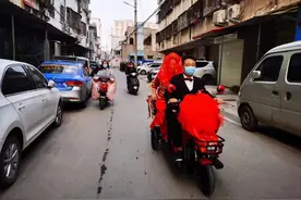 特殊时期，他独自骑着电动三轮车娶回了新娘图片