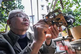 阁楼上听最美妙的声音！曹爹爹38年修复500余件古董钟图片