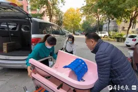 上门为老人洗个热水澡，21岁女孩做起了助浴师图片