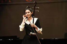 18岁中国女孩在美国博物馆拉二胡走红：推动传统文化走向国际舞台图片
