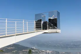 景区在百米悬崖上建“飞天厕所”，工作人员：游客观景比如厕多图片