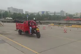 摩托车驾考等于骑“三蹦子”？摩托车热潮下，“一天拿证”新手能骑好车吗图片