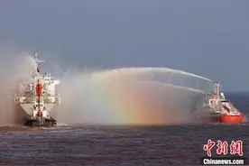 上海市举行“沪应-2022”海上危化品船舶应急处置综合演练图片