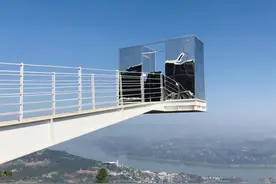 景区在百米悬崖上建“飞天厕所”，仿佛置身空中图片