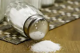 入冬后把食盐放在锅里炒一炒，活血化瘀疗疾病！赶走病痛的小妙招图片