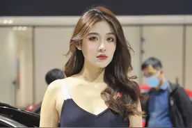齐鲁国际车展现场：一大波美女车模来袭，个头高挑笑容迷人图片